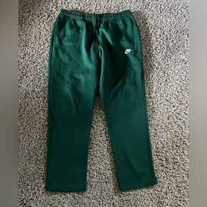 Nike men’s jogger/ sweatpants, green.